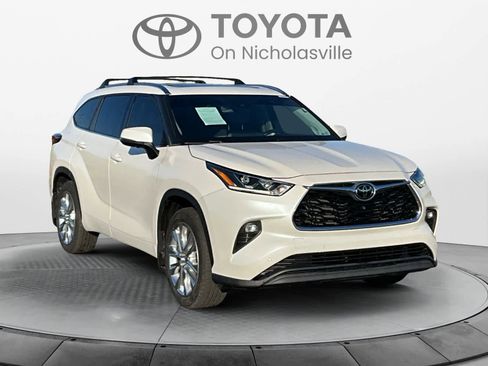 Used 2021 Toyota Highlander Limited image 8
