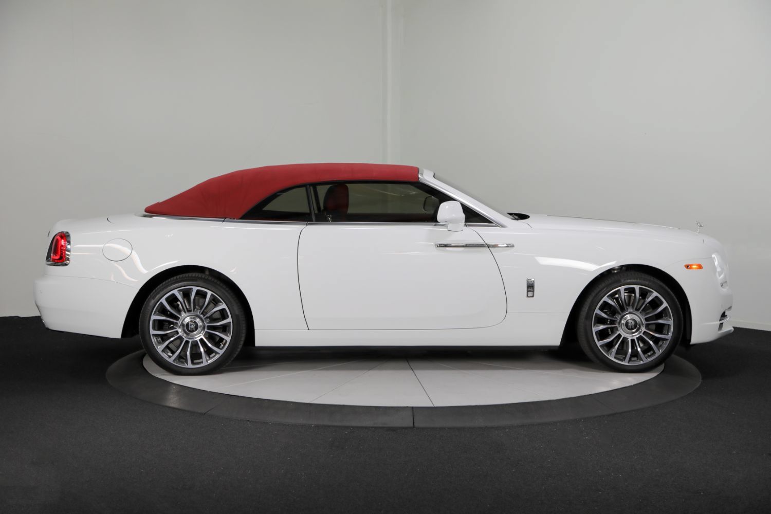 Used 2018 Rolls-Royce Dawn RWD image 9