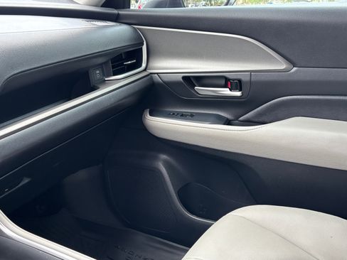 Used 2025 Toyota Grand Highlander FWD image 18
