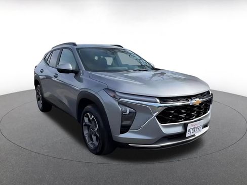 Used 2025 Chevrolet Trax LT w/ LT Convenience Package FWD image 3