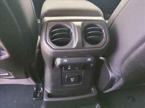 Used 2025 Jeep Wrangler Sahara image 17