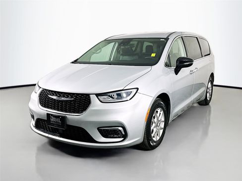 Used 2024 Chrysler Pacifica Touring-L image 4