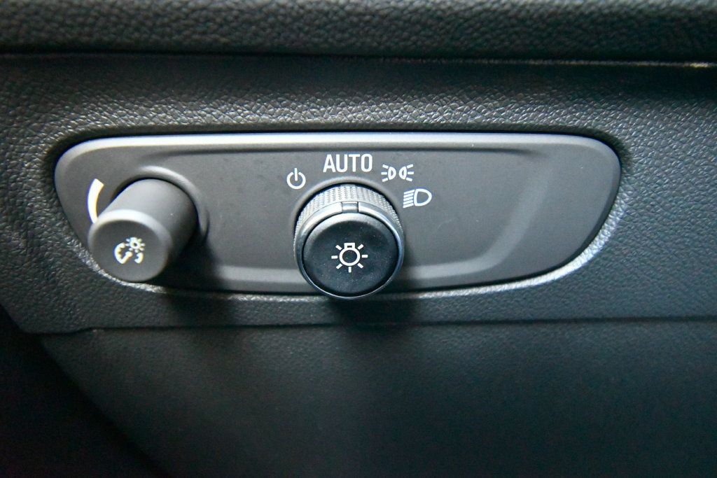 Used 2023 Buick Envision Essence AWD/4WD image 21