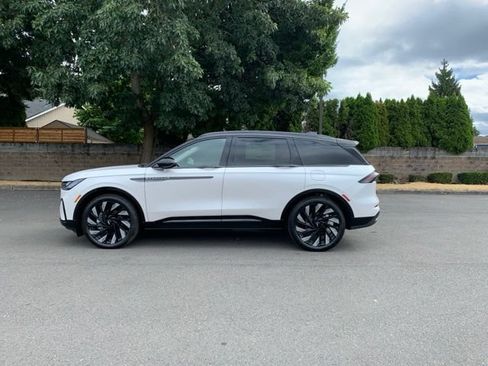 New 2026 Lincoln Nautilus Reserve w/ Jet Appearance Package AWD/4WD image 2