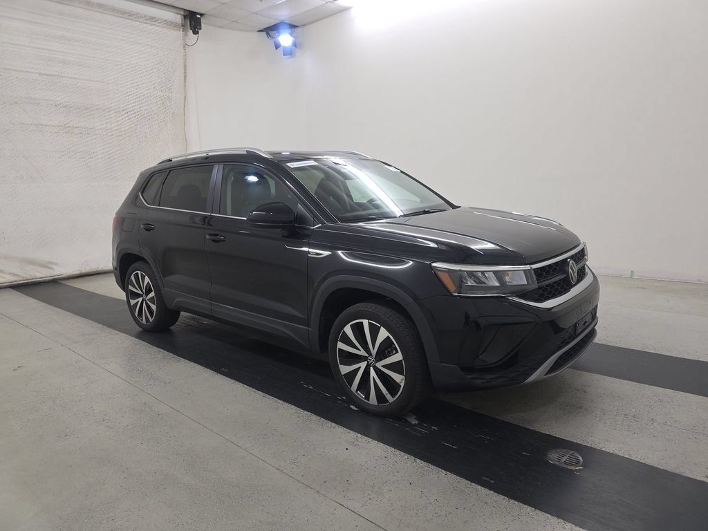 Used 2023 Volkswagen Taos SE w/ Panoramic Sunroof Package FWD image 6