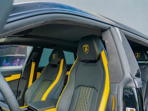 Used 2025 Lamborghini Urus SE image 12