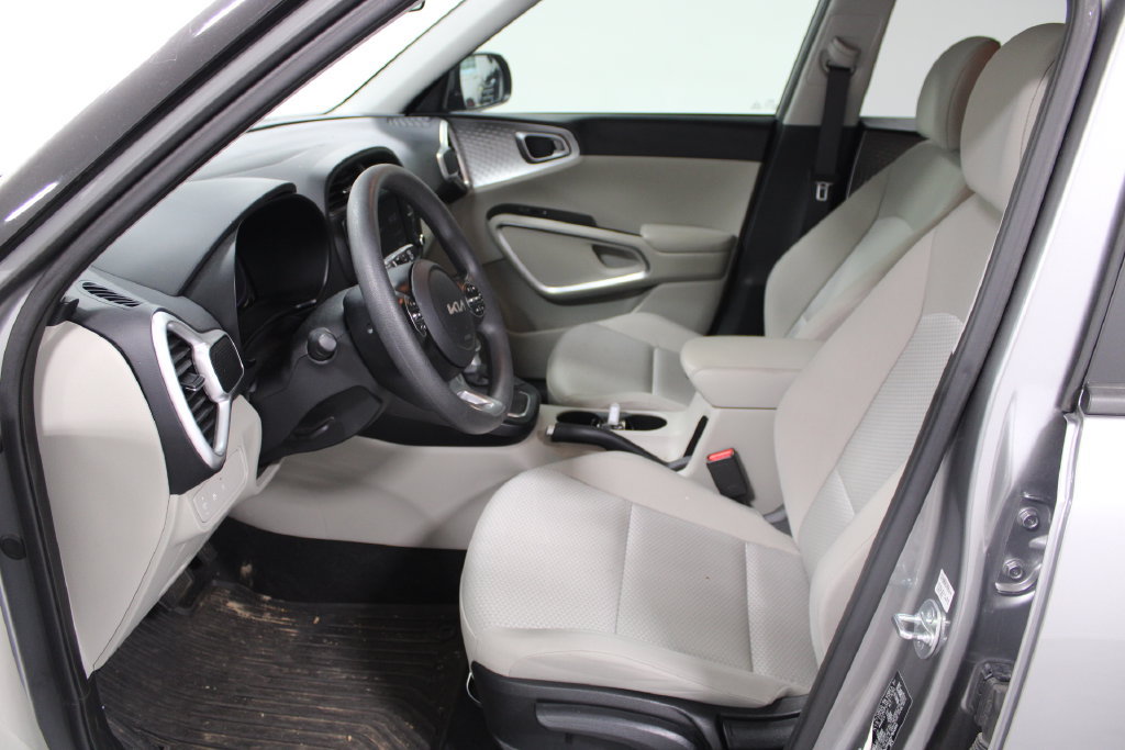 Used 2025 Kia Soul LX w/ LX Technology Package FWD image 16