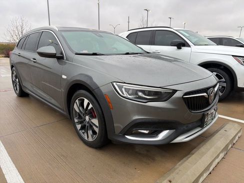 Used 2018 Buick Regal Essence w/ Driver Confidence Package #1 image 2