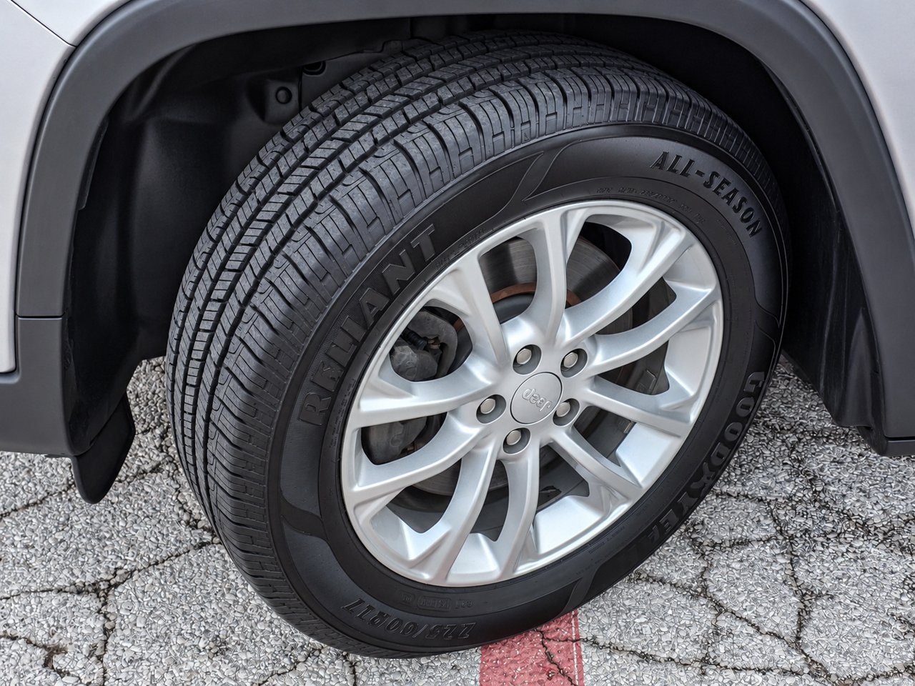 Used 2020 Jeep Cherokee Latitude w/ Cold Weather Group FWD image 11