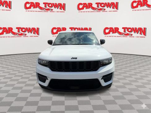 Used 2025 Jeep Grand Cherokee Altitude AWD/4WD image 3