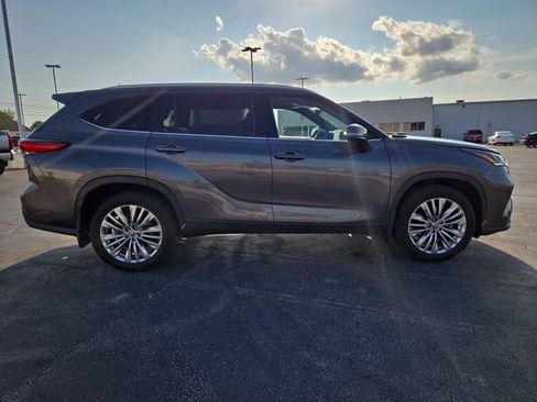 Used 2023 Toyota Highlander Platinum FWD image 9