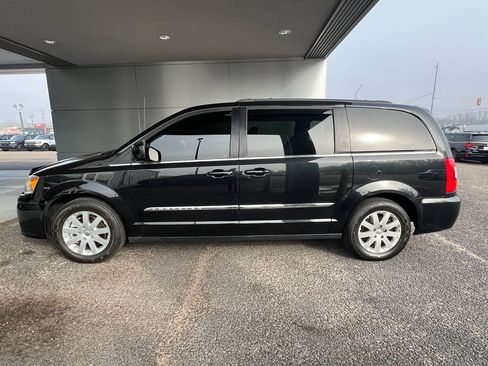 Used 2016 Chrysler Town & Country Touring image 3