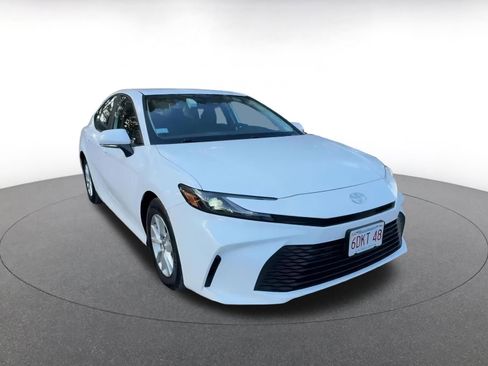 Used 2025 Toyota Camry LE image 3
