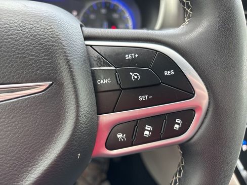 Used 2023 Chrysler Pacifica Touring-L FWD image 24