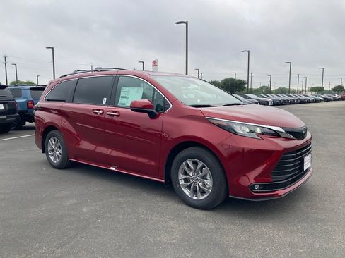 New 2026 Toyota Sienna XLE FWD image 3