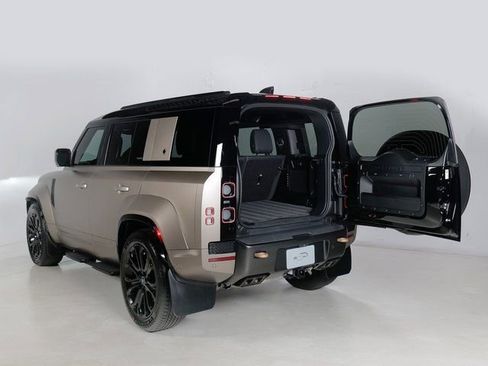 Used 2025 Land Rover Defender 110 AWD/4WD image 31