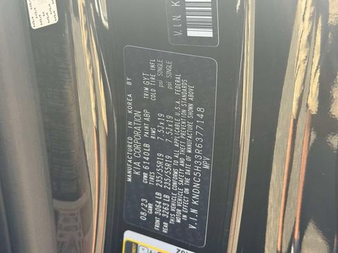 Used 2024 Kia Carnival EX FWD image 18