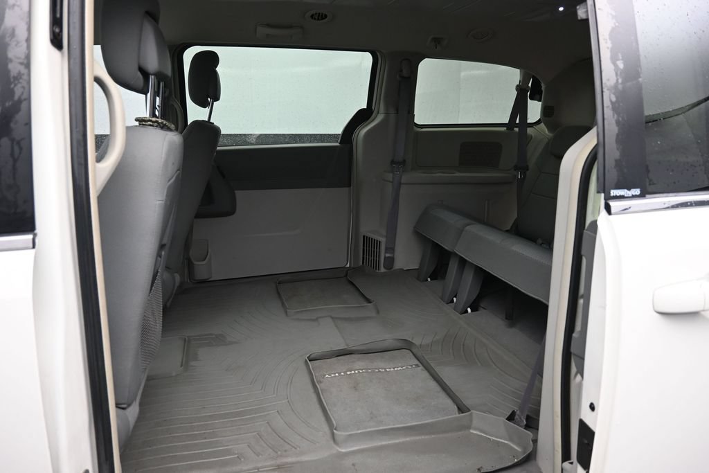 Used 2010 Chrysler Town & Country Touring FWD image 20