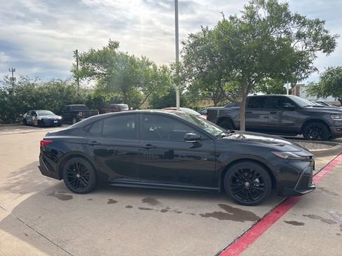 Used 2025 Toyota Camry SE w/ Convenience Package image 4