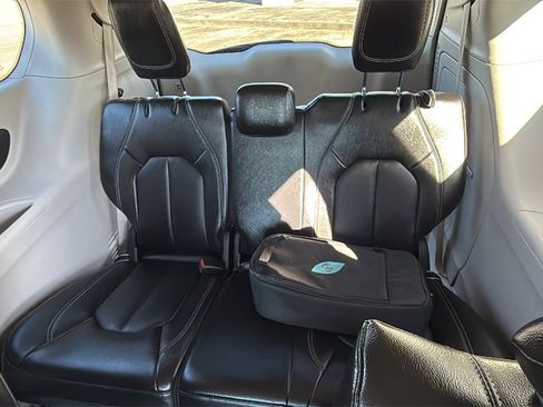 Used 2022 Chrysler Pacifica Touring-L image 12