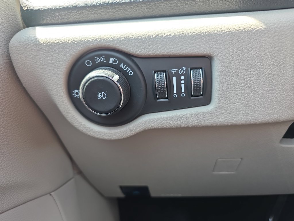 Certified 2024 Chrysler Pacifica Limited FWD image 41