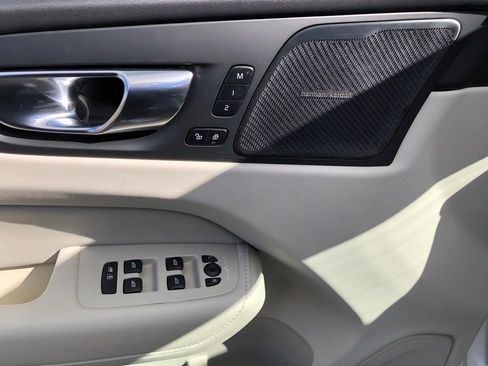 Used 2023 Volvo XC60 T8 Plus image 12