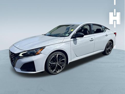 Used 2023 Nissan Altima 2.5 SR FWD image 3