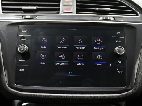 Used 2024 Volkswagen Tiguan SE image 17