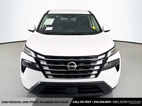 Certified 2026 Nissan Rogue SV FWD image 2