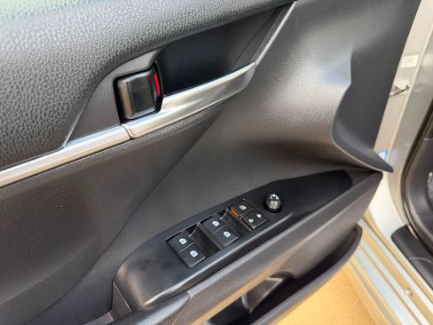 Used 2019 Toyota Camry SE FWD image 12