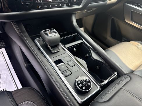 Used 2023 Nissan Pathfinder SL image 7