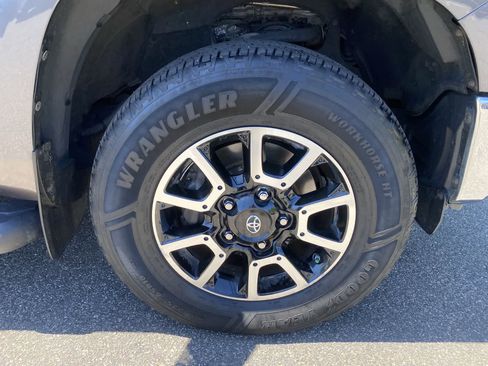 Used 2017 Toyota Tundra Limited w/ Limited Premium Package AWD/4WD image 14