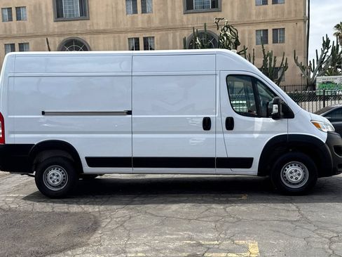Used 2024 RAM ProMaster 2500 w/ Convenience Group FWD image 3