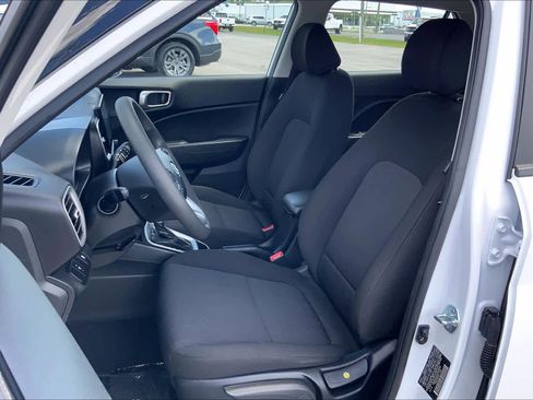 Used 2025 Hyundai Venue SE FWD image 8