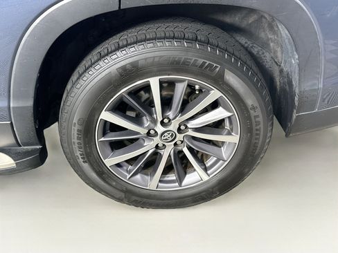 Used 2019 Toyota Highlander XLE image 11