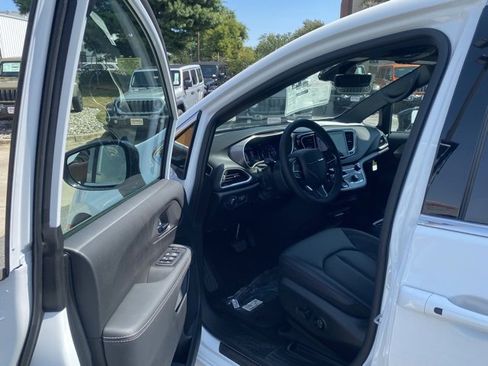 New 2026 Chrysler Voyager LX image 14