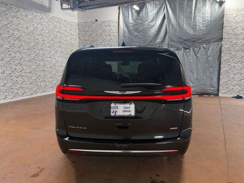 Used 2022 Chrysler Pacifica Touring AWD/4WD image 5