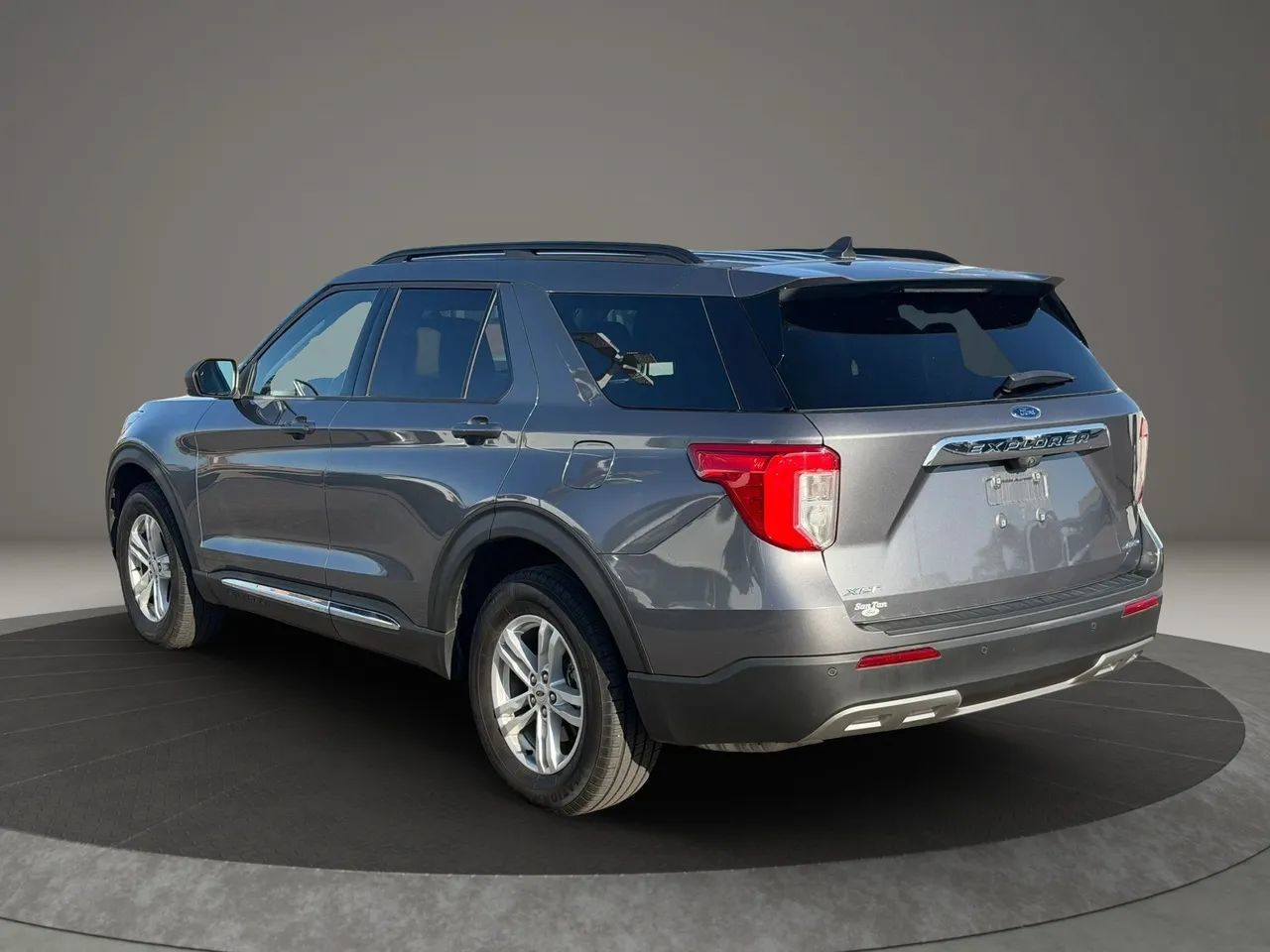 Used 2021 Ford Explorer XLT w/ Equipment Group 202A AWD/4WD image 4