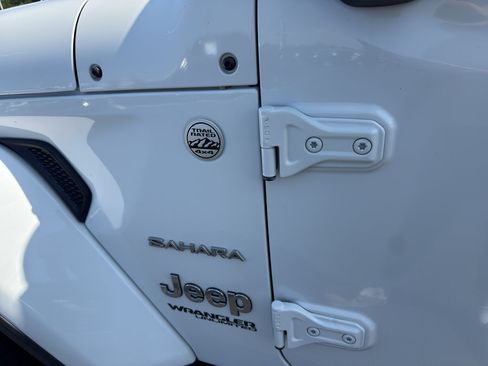 Used 2018 Jeep Wrangler Unlimited Sahara AWD/4WD image 9