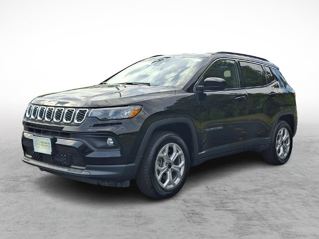 Used 2025 Jeep Compass Latitude AWD/4WD image 3