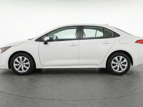 Used 2025 Toyota Corolla LE image 5