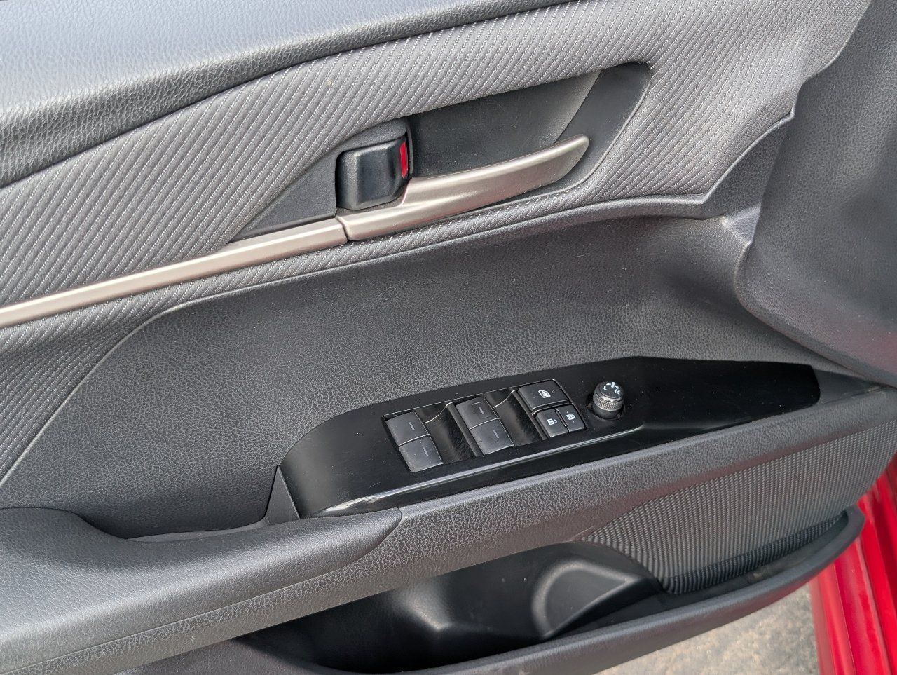 Used 2025 Toyota Camry SE FWD image 15