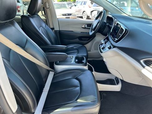 Used 2023 Chrysler Pacifica Touring-L FWD image 37