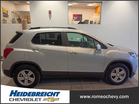 Certified 2020 Chevrolet Trax LT w/ LT Convenience Package image 2