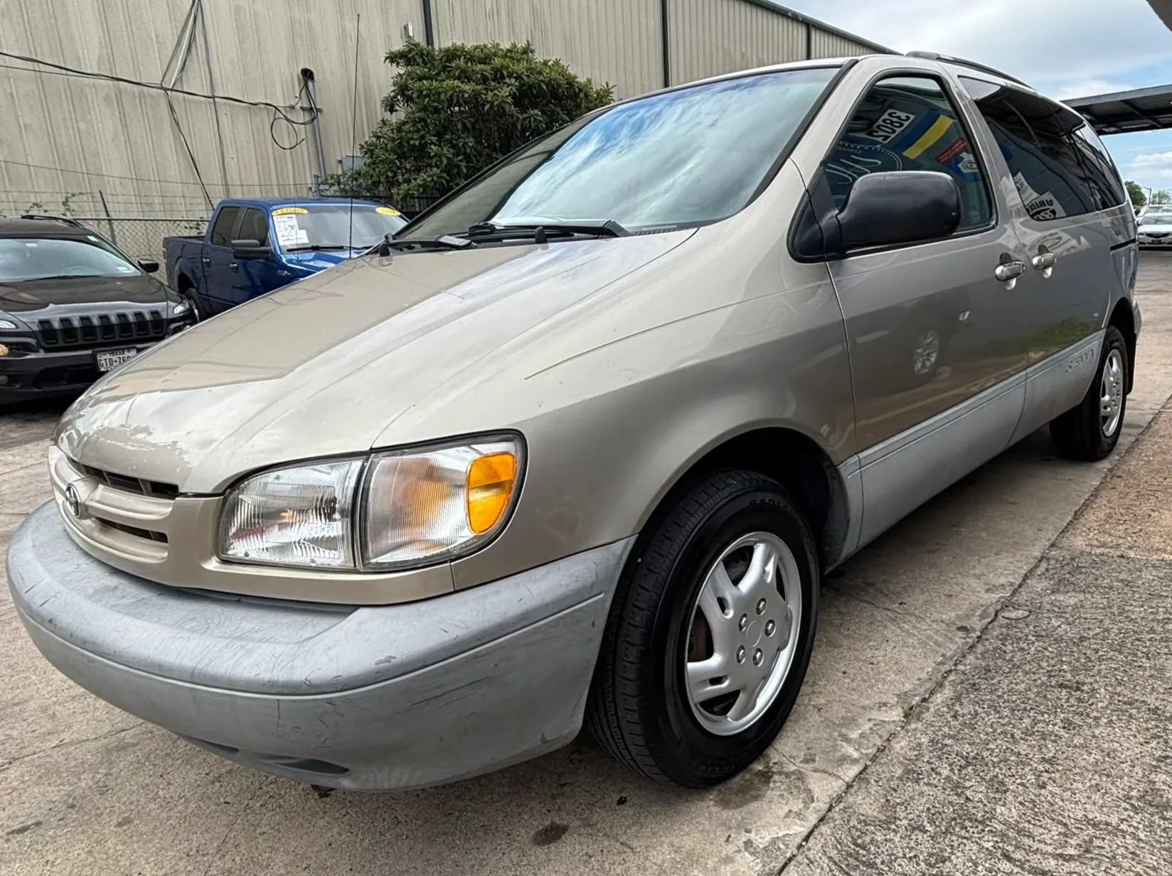 Used 2000 Toyota Sienna CE w/ CE Extra Value Pkg FWD image 3