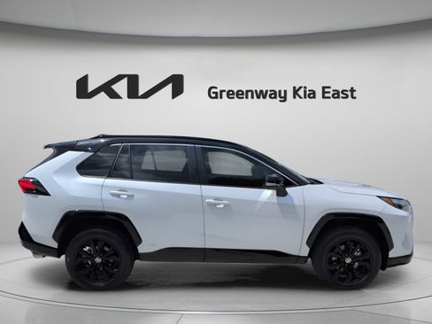 Used 2025 Toyota RAV4 XSE AWD/4WD image 4