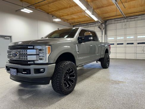 Used 2019 Ford F250 Platinum w/ Platinum Ultimate Package AWD/4WD image 2