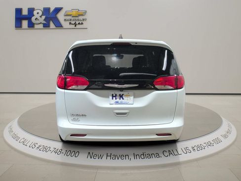 Used 2023 Chrysler Voyager LX FWD image 5