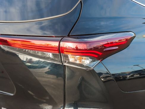 Used 2024 Toyota Highlander Platinum image 8