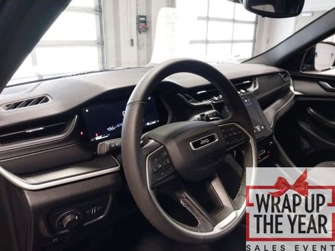 Used 2024 Jeep Grand Cherokee Altitude image 5